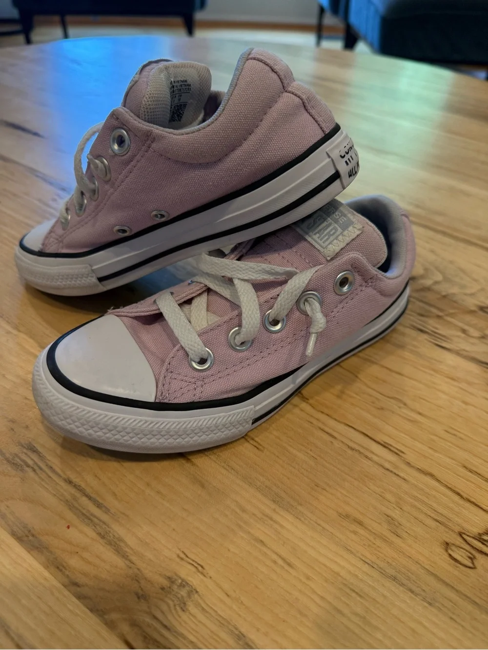 Converse Kids Low Top Sneakers in Light Lilac and White (Size 13)